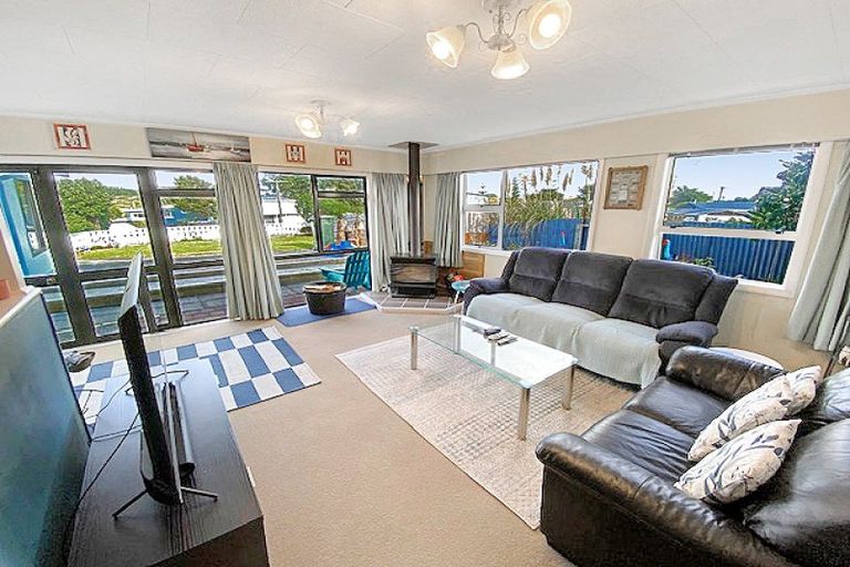 Photo of property in 15 Mack Street, Foxton Beach, Foxton, 4815