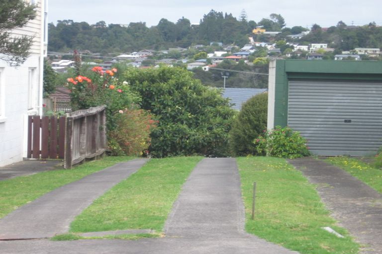 Photo of property in 2/8 Sunnyfield Crescent, Glenfield, Auckland, 0629