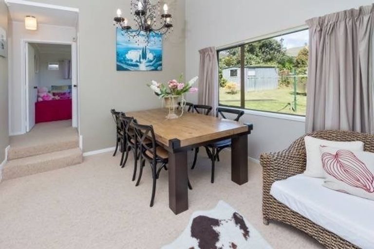 Photo of property in 5 Photinia Place, Botany Downs, Auckland, 2010