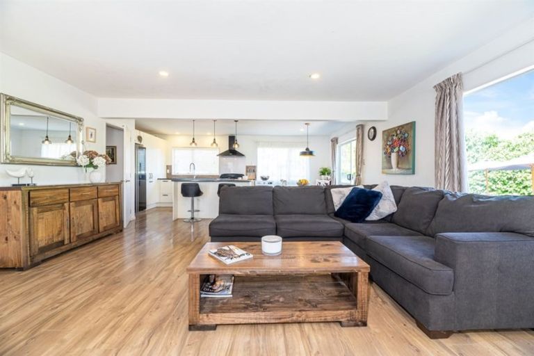 Photo of property in 2/2 Becroft Drive, Forrest Hill, Auckland, 0620