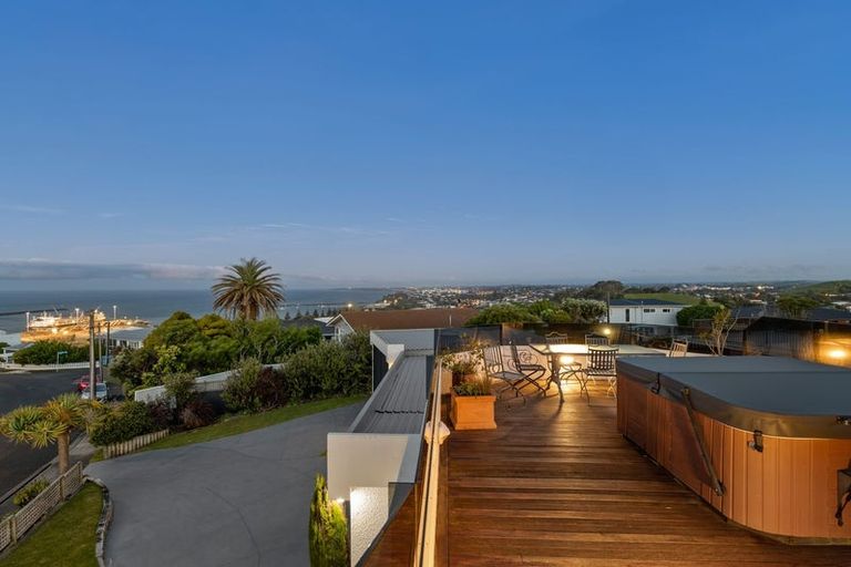 Photo of property in 2 Findlay Street, Moturoa, New Plymouth, 4310