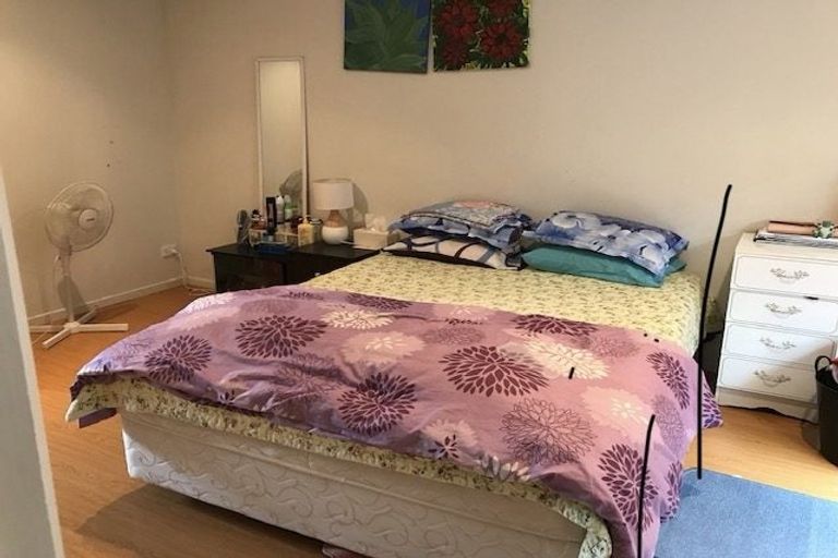 Photo of property in 1/23 Woodcote Drive, Glenfield, Auckland, 0629