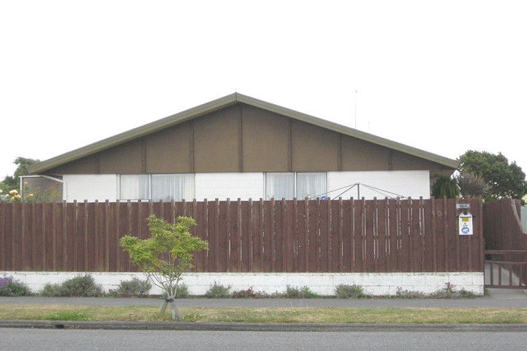 Photo of property in 1/90 Queenspark Drive, Parklands, Christchurch, 8083