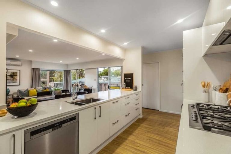 Photo of property in 9 Pendlebury Street, Green Bay, Auckland, 0604