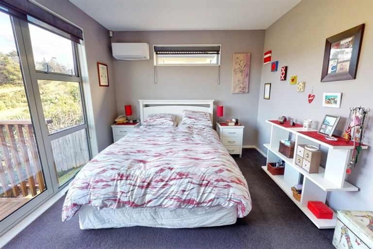 Photo of property in 94 Lake Panorama Drive, Henderson Valley, Auckland, 0612