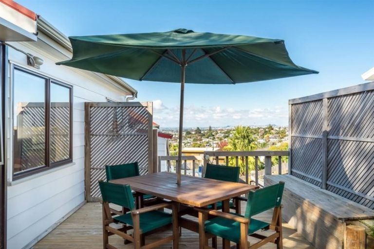 Photo of property in 1/10 Remus Place, Totara Vale, Auckland, 0629