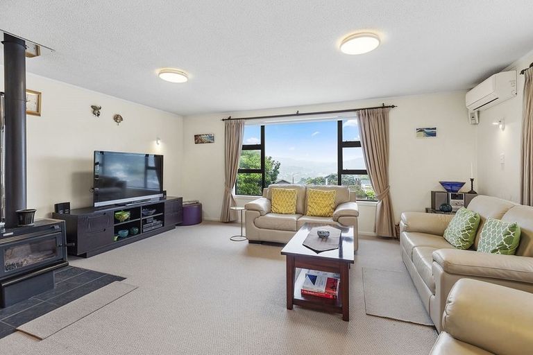 Photo of property in 4 Deveron Place, Tawa, Wellington, 5028