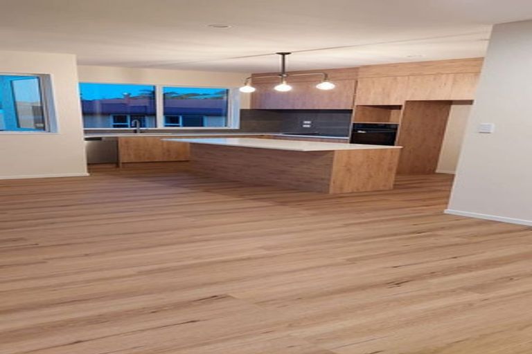 Photo of property in 1c Taupiko Place, Green Bay, Auckland, 0604