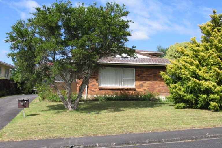 Photo of property in 1/7 Rosewarne Crescent, Glendene, Auckland, 0602