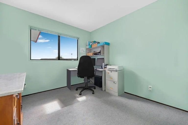 Photo of property in 25 Sandgate Avenue, Botany Downs, Auckland, 2010