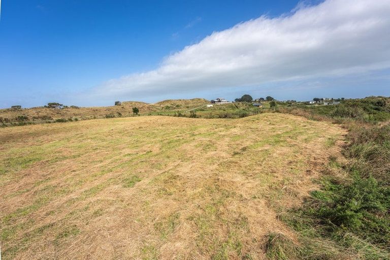 Photo of property in 92 Strathnaver Drive, Waikawa Beach, Manakau, 5573