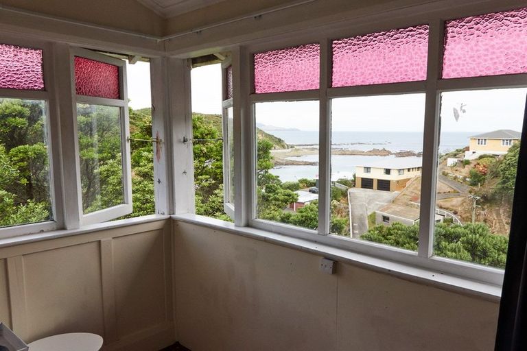 Photo of property in 26 Cave Road, Houghton Bay, Wellington, 6023
