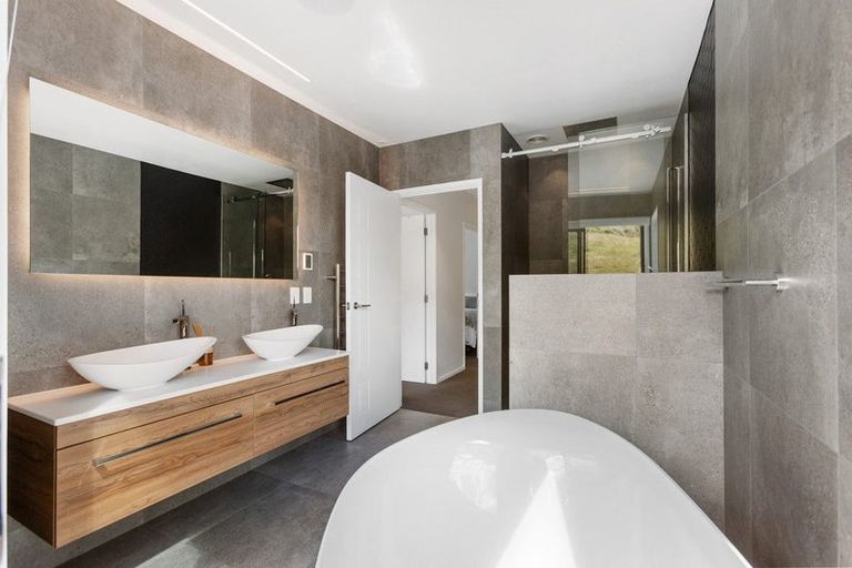 Photo of property in 13 Akitu Rise, Wanaka, 9305