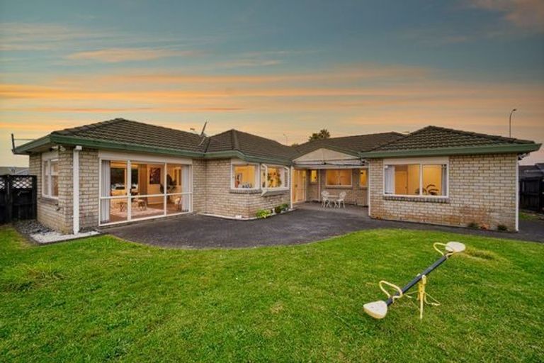 Photo of property in 2 Amadeus Place, Northpark, Auckland, 2013