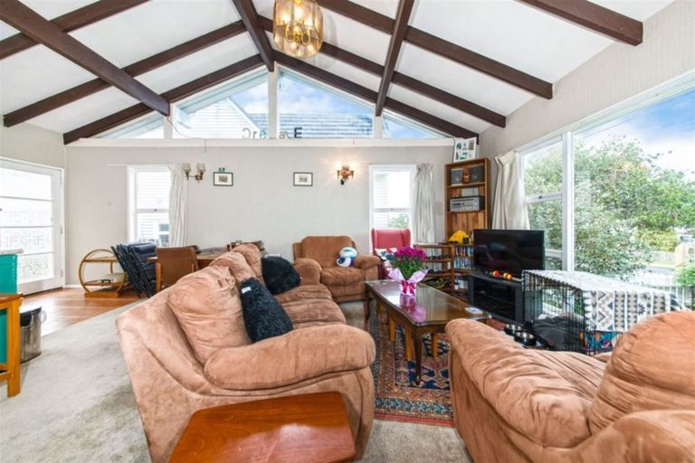 Photo of property in 15 Cleve Road, Green Bay, Auckland, 0604