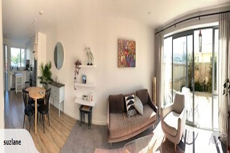 Photo of property in 2/2 Stone Street, Miramar, Wellington, 6022