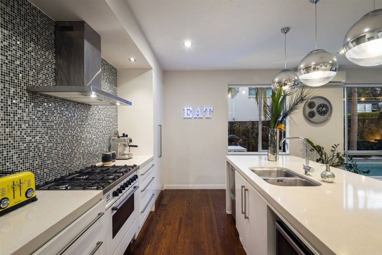 Photo of property in 15 Waitemata Road, Hauraki, Auckland, 0622