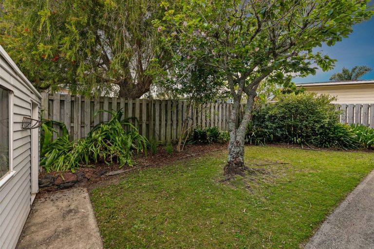 Photo of property in 2/7 Ian Place, Glendene, Auckland, 0602