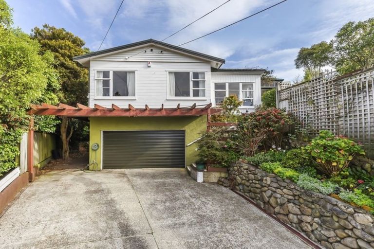 Photo of property in 9 Magdalen Street, Tawa, Wellington, 5028