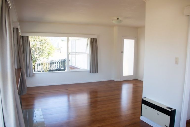 Photo of property in 1/22 Old Lake Road, Narrow Neck, Auckland, 0624