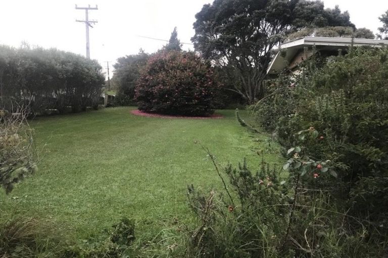Photo of property in 63 Candia Road, Henderson Valley, Auckland, 0614