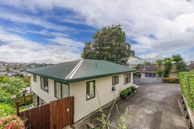 Photo of property in 2/14 Target Road, Totara Vale, Auckland, 0629
