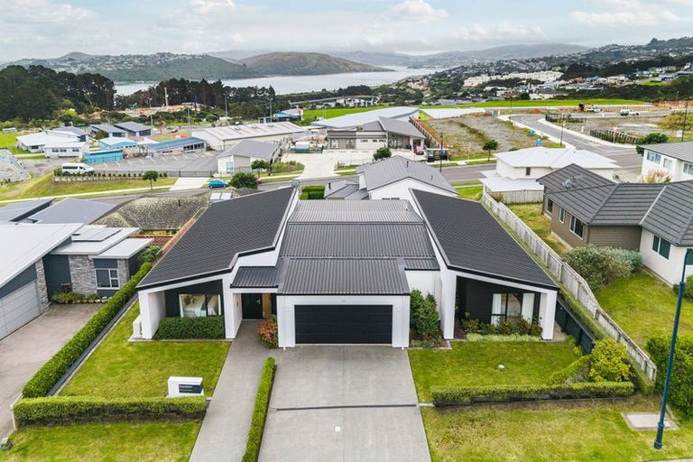 Photo of property in 14 Wangapeka Way, Aotea, Porirua, 5024