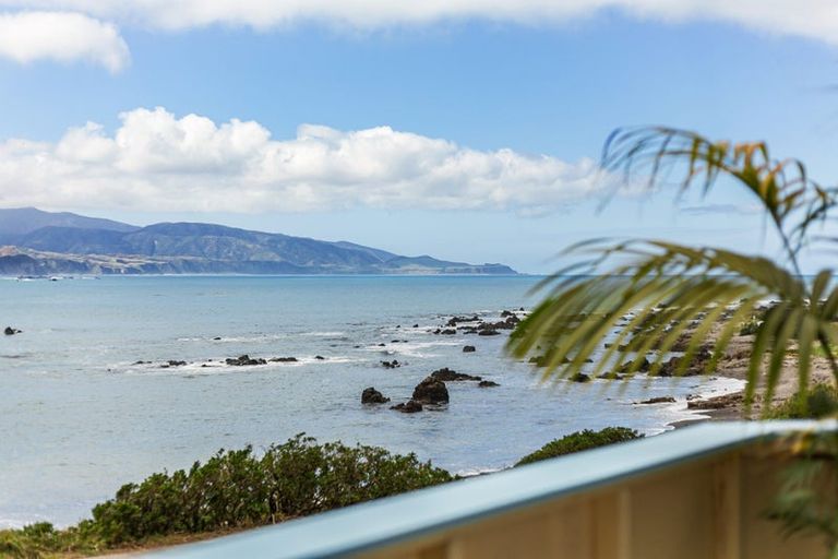 Photo of property in 2/418 Queens Drive, Lyall Bay, Wellington, 6022