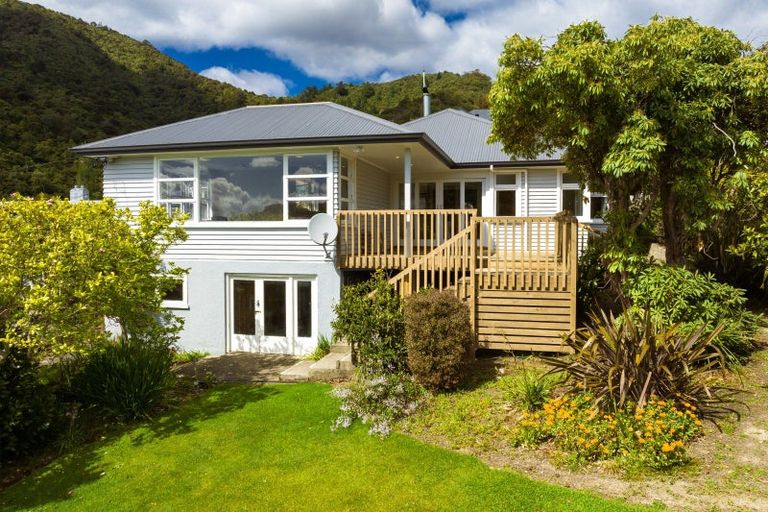 Photo of property in 34 Waikawa Road, Picton, 7220