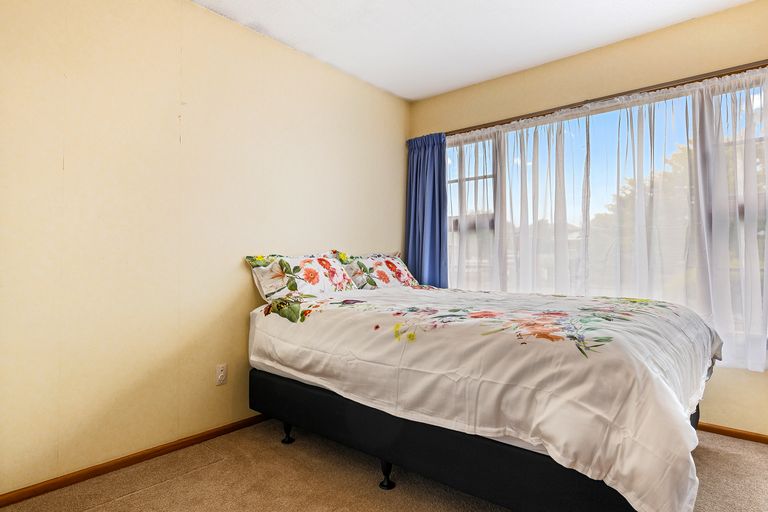 Photo of property in 7 Mirfield Place, Russley, Christchurch, 8042