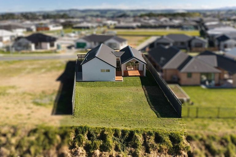 Photo of property in 37 Tabraham Crescent, Pyes Pa, 3112