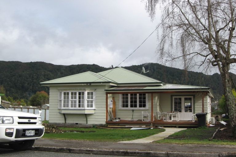 Photo of property in 2 Brunner Street, Murchison, 7007