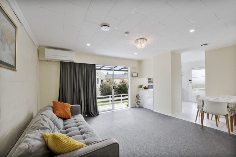 Photo of property in 2/27 Spence Road, Henderson, Auckland, 0612