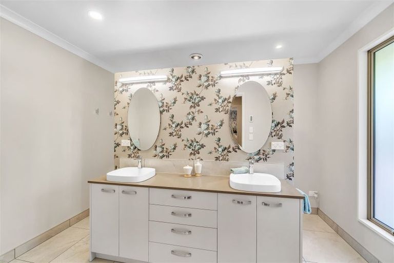 Photo of property in 8 Dunvegan Place, Harewood, Christchurch, 8051