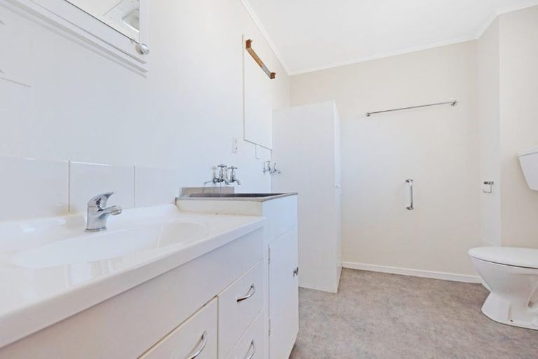 Photo of property in 2/18 Agra Crescent, Khandallah, Wellington, 6035