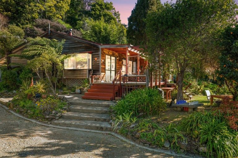 Photo of property in 810a Queen Charlotte Drive, Havelock, 7281