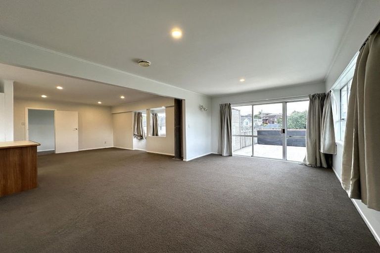 Photo of property in 19 Lydford Place, Glendene, Auckland, 0602