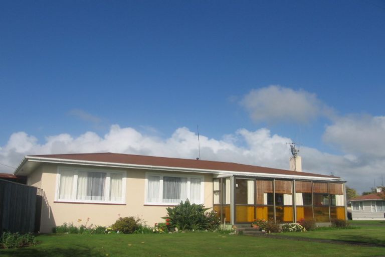 Photo of property in 32 Sutherland Crescent, Westbrook, Palmerston North, 4412