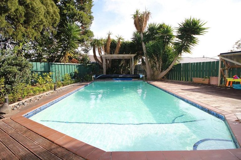 Photo of property in 12 Mountbatten Place, Papakura, 2110