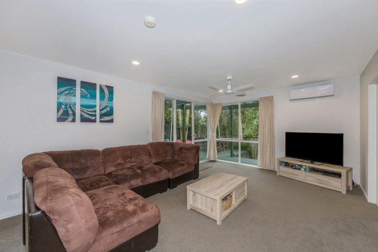 Photo of property in 18b Holiday Road, Stanmore Bay, Whangaparaoa, 0932