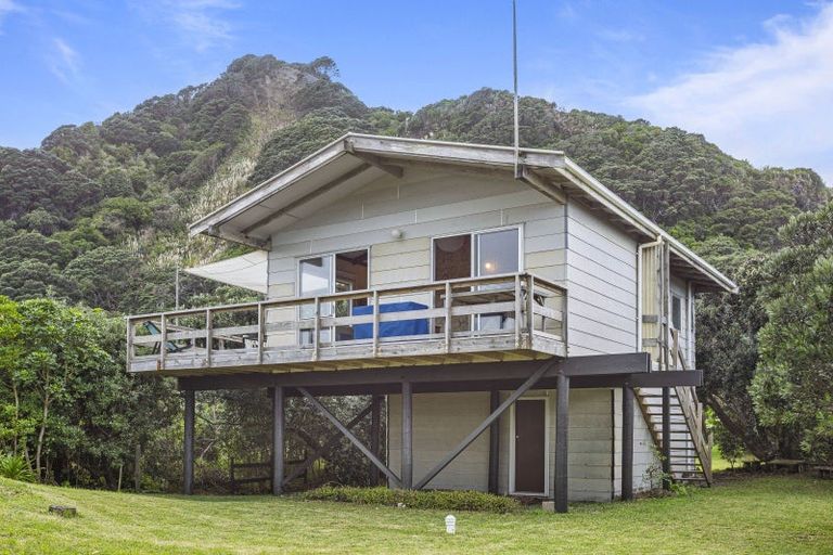 Photo of property in 36 North Piha Road, Piha, 0772