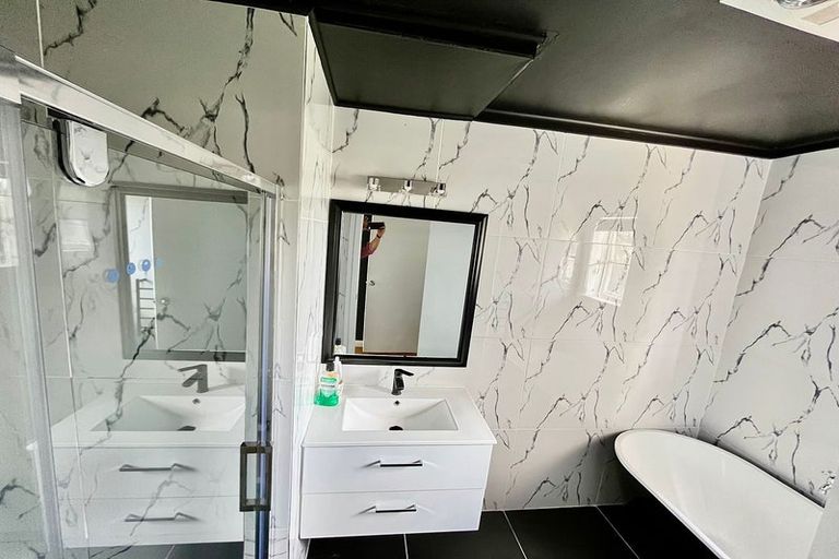 Photo of property in 46 Kelman Road, Kelston, Auckland, 0602