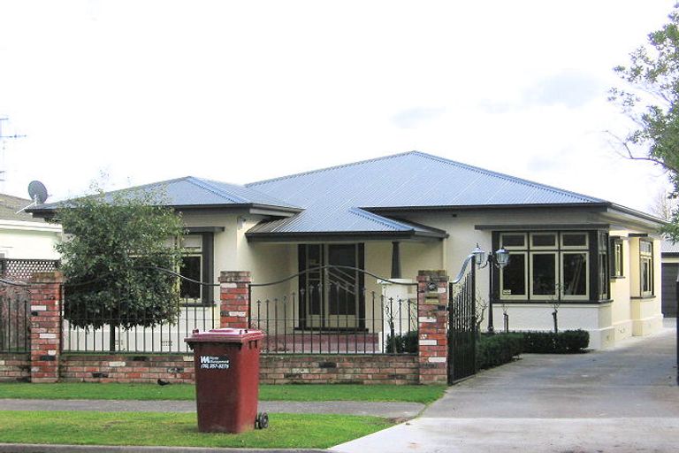 Photo of property in 15 Manapouri Crescent, Hokowhitu, Palmerston North, 4410