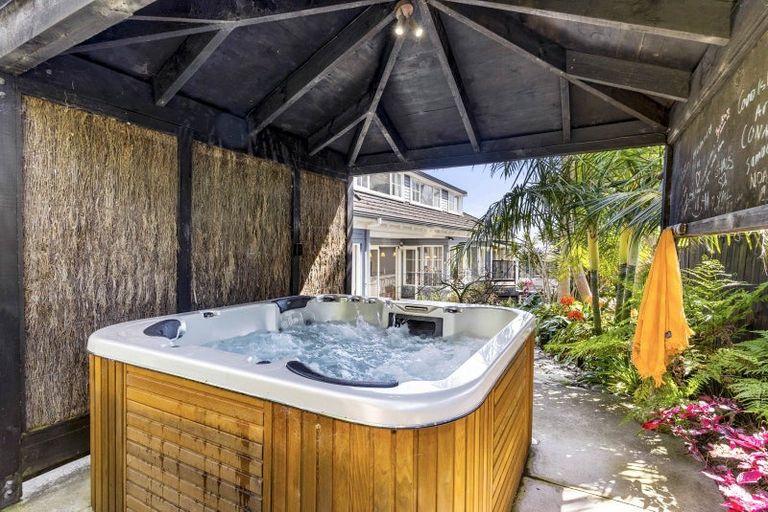 Photo of property in 17 Willowbank Close, East Tamaki Heights, Auckland, 2016