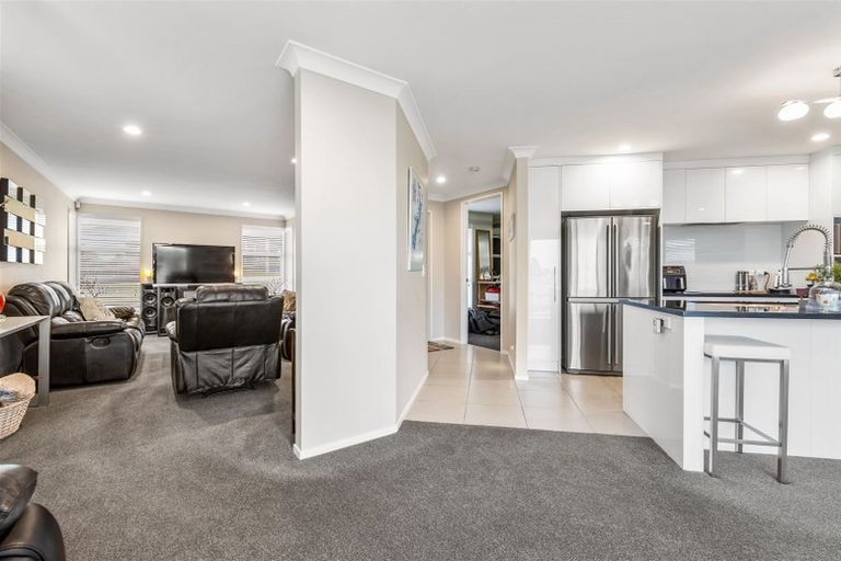 Photo of property in 38 Gilbransen Road, Kumeu, 0810