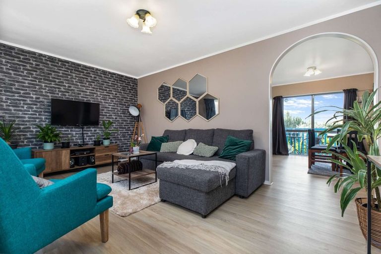 Photo of property in 2/15 Eulogy Place, Randwick Park, Auckland, 2105