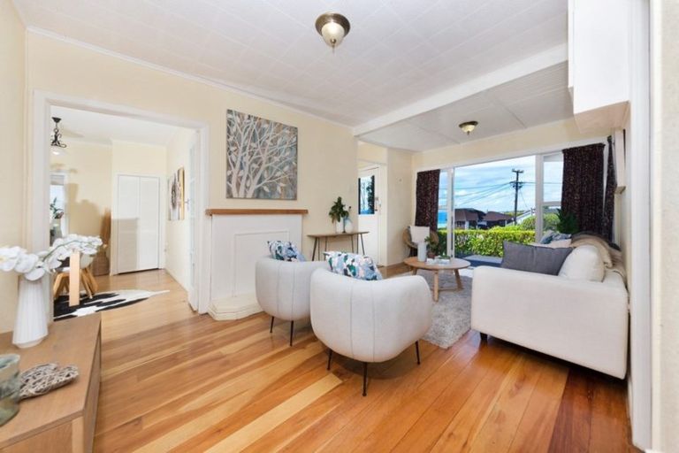 Photo of property in 1/8 Orchard Road, Waiake, Auckland, 0630