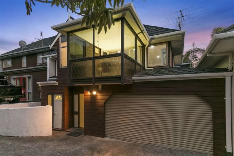 Photo of property in 2/23 Commodore Parry Road, Castor Bay, Auckland, 0620