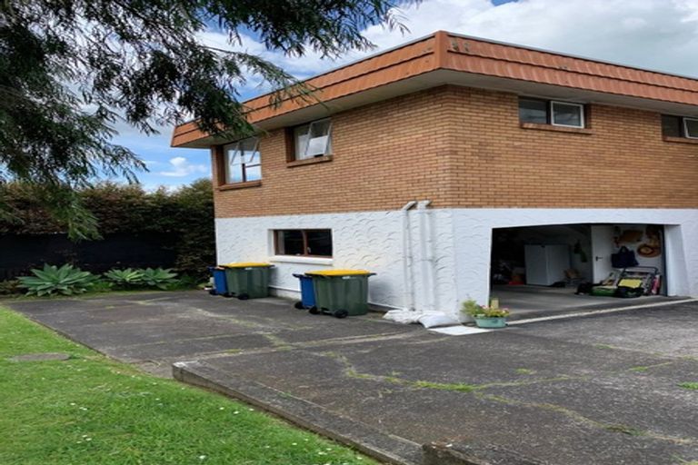 Photo of property in 2/75 Cliff View Drive, Green Bay, Auckland, 0604