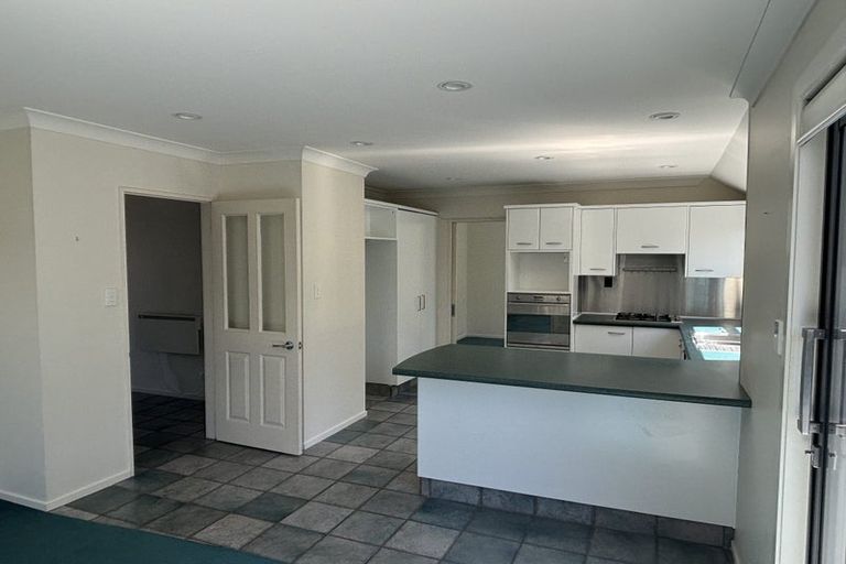 Photo of property in 18 Derry Hill, Churton Park, Wellington, 6037